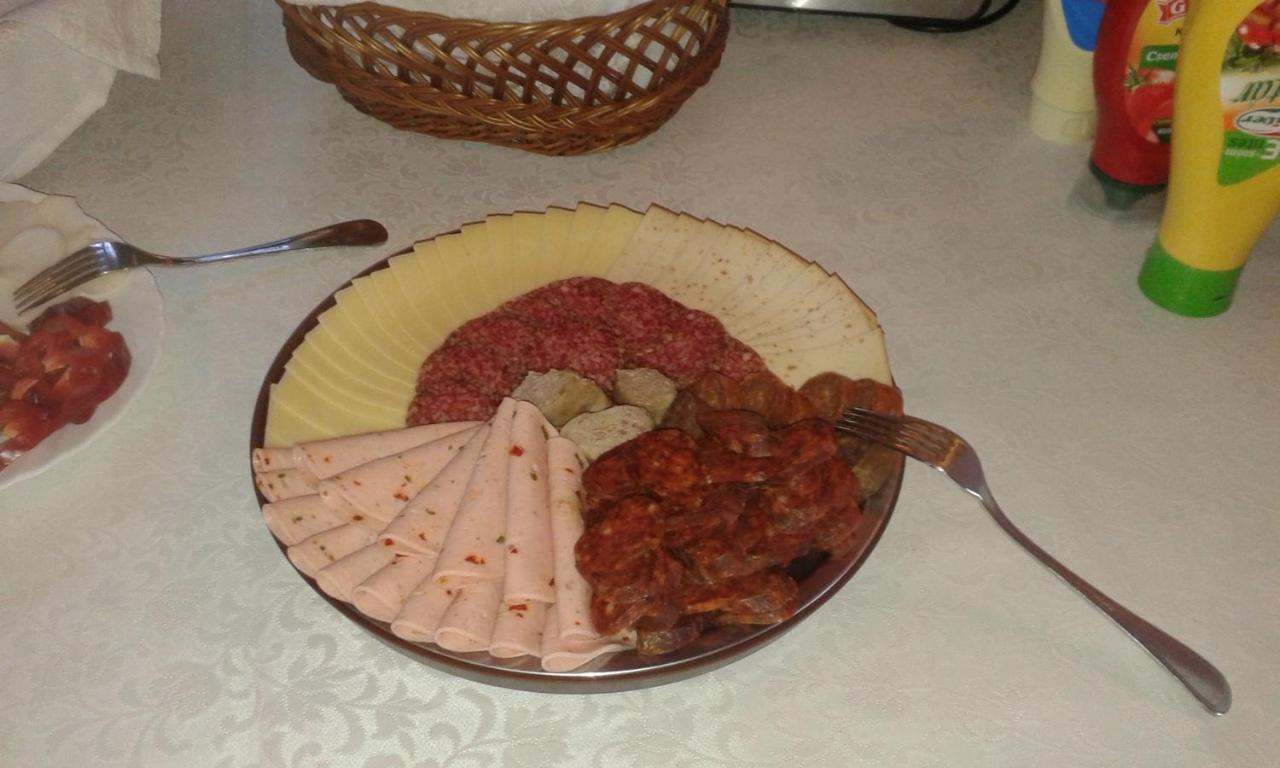 Tiffan'S Pinceszet Es Panzio Hotel Villany Bagian luar foto