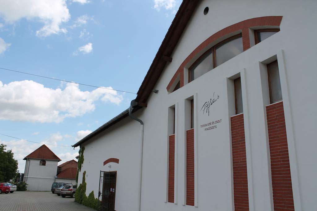 Tiffan'S Pinceszet Es Panzio Hotel Villany Bagian luar foto