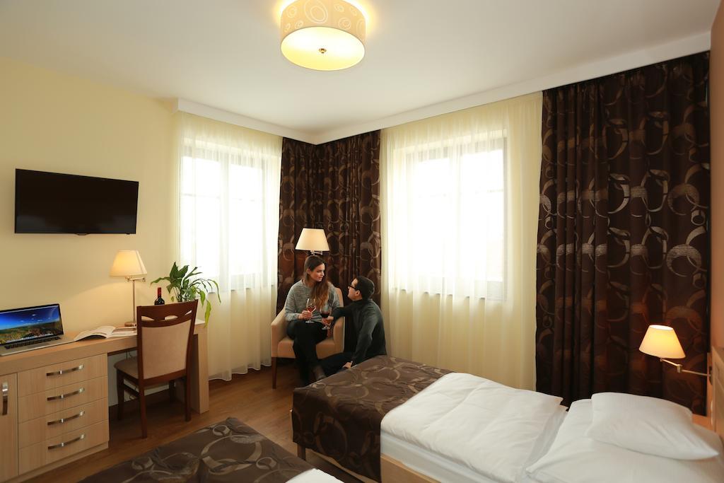Tiffan'S Pinceszet Es Panzio Hotel Villany Ruang foto