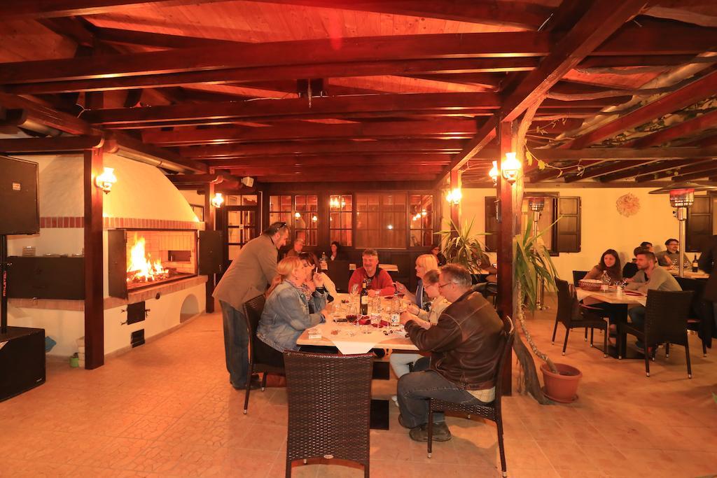 Tiffan'S Pinceszet Es Panzio Hotel Villany Bagian luar foto