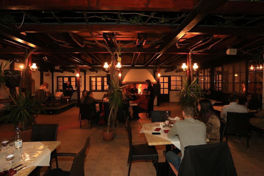 Tiffan'S Pinceszet Es Panzio Hotel Villany Bagian luar foto