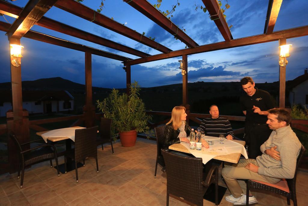 Tiffan'S Pinceszet Es Panzio Hotel Villany Ruang foto