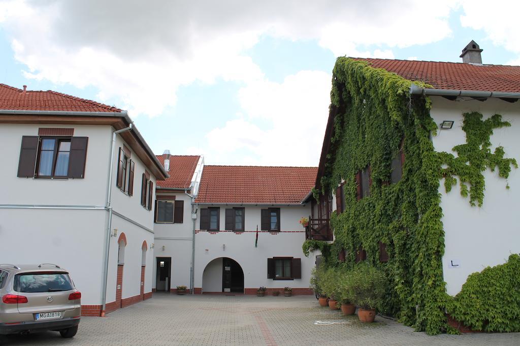 Tiffan'S Pinceszet Es Panzio Hotel Villany Bagian luar foto