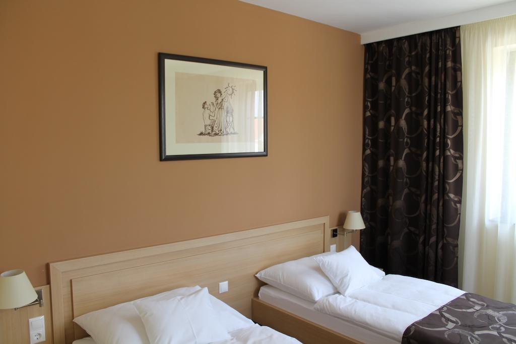 Tiffan'S Pinceszet Es Panzio Hotel Villany Ruang foto