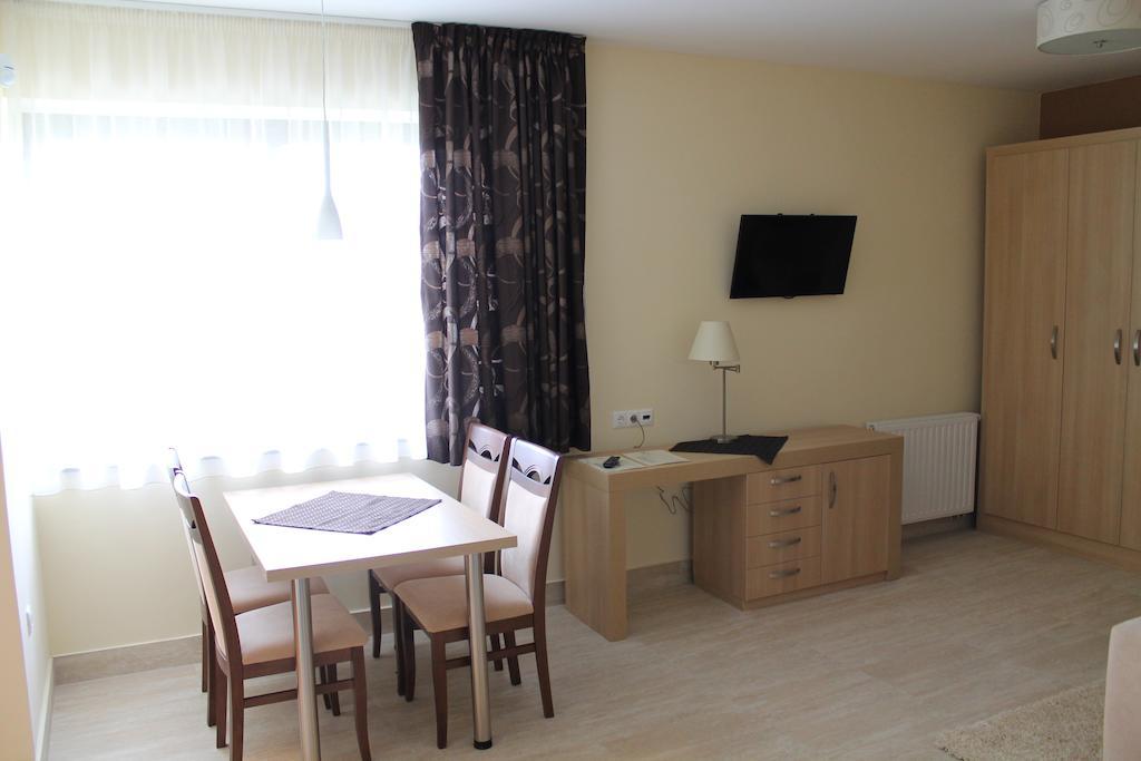 Tiffan'S Pinceszet Es Panzio Hotel Villany Ruang foto