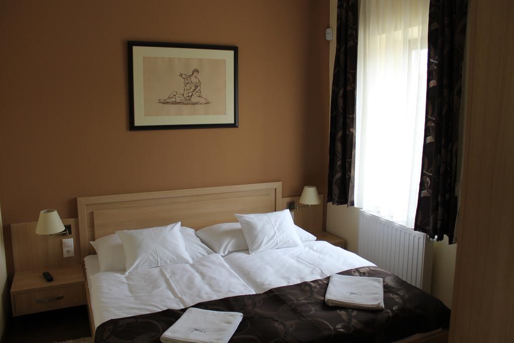 Tiffan'S Pinceszet Es Panzio Hotel Villany Bagian luar foto