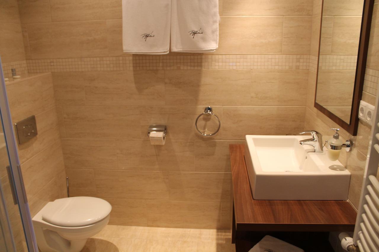 Tiffan'S Pinceszet Es Panzio Hotel Villany Ruang foto